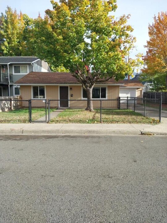 444 NW D St in Grants Pass, OR - Building Photo