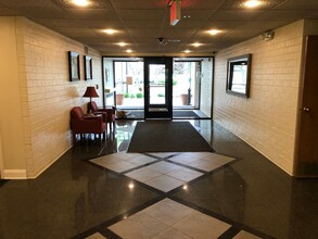 1800 Huntington Blvd, Unit 2 in Hoffman Estates, IL - Building Photo - Building Photo