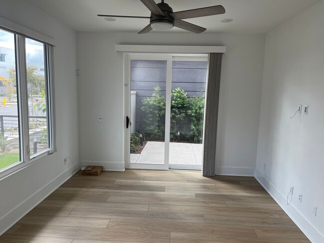 16285 Veterans Way in Tustin, CA - Foto de edificio - Building Photo
