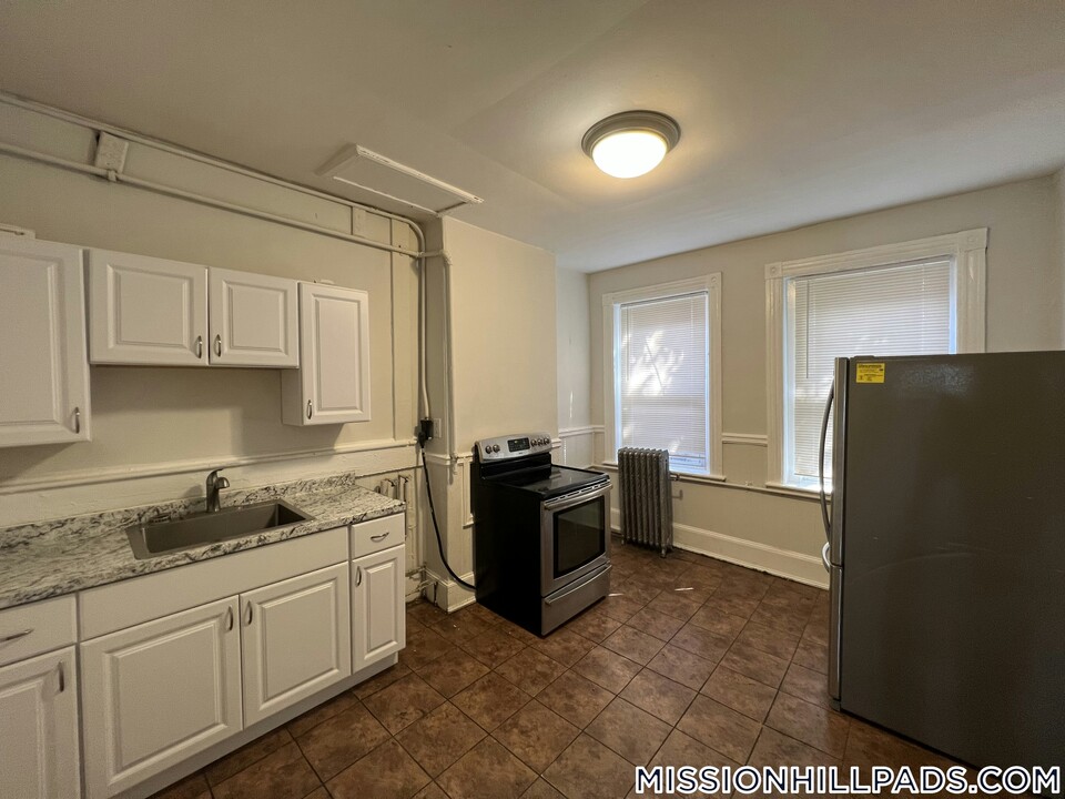 37 Forest St in Boston, MA - Building Photo