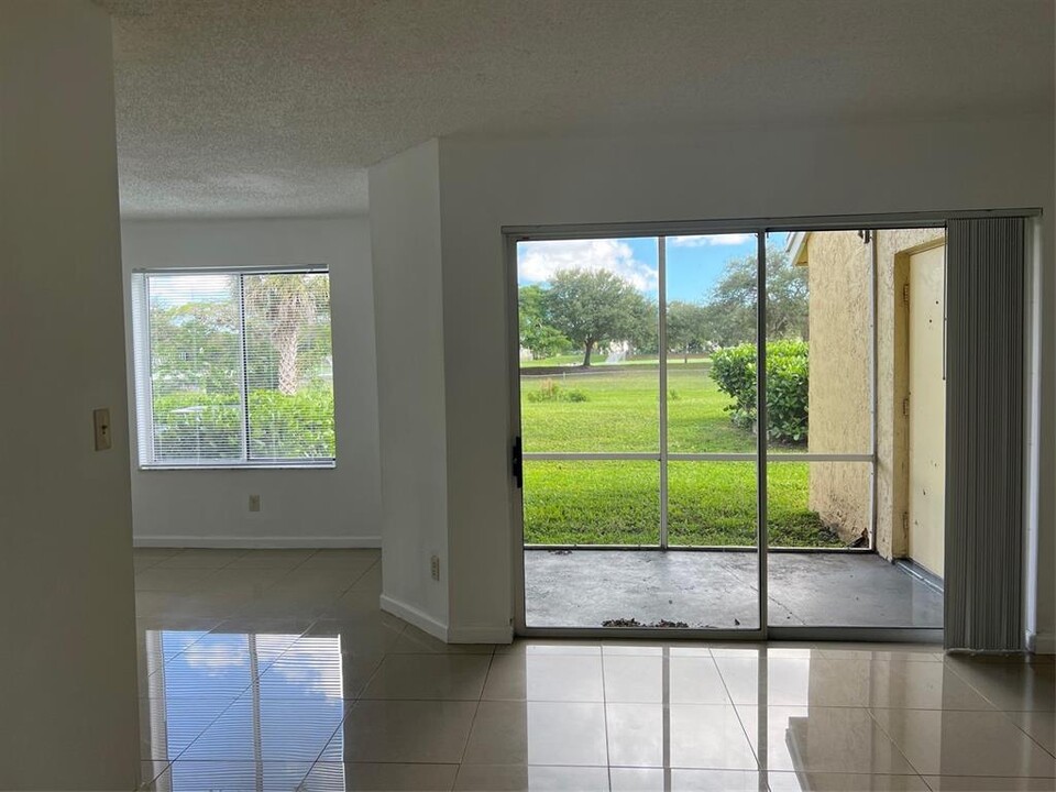 1061 Coral Club Dr in Coral Springs, FL - Building Photo