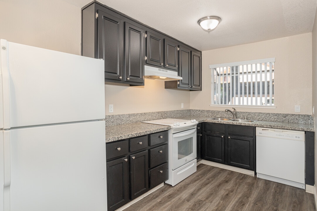 College Grove Apartments in Sacramento, CA - Building Photo