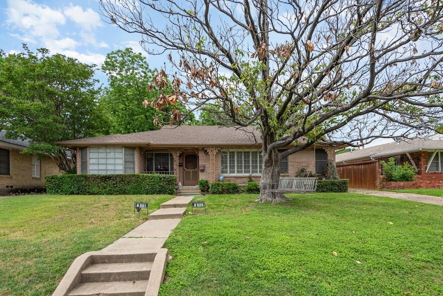 6523 E Mockingbird Ln, Unit 1209 in Dallas, TX - Building Photo