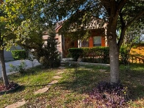 5702 Sendero Spgs in San Antonio, TX - Building Photo - Building Photo