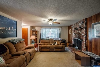 262 SW River Dr in Dallas, OR - Building Photo - Building Photo