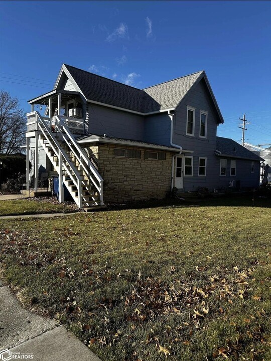 806 3rd St, Unit 3 in Victor, IA - Building Photo