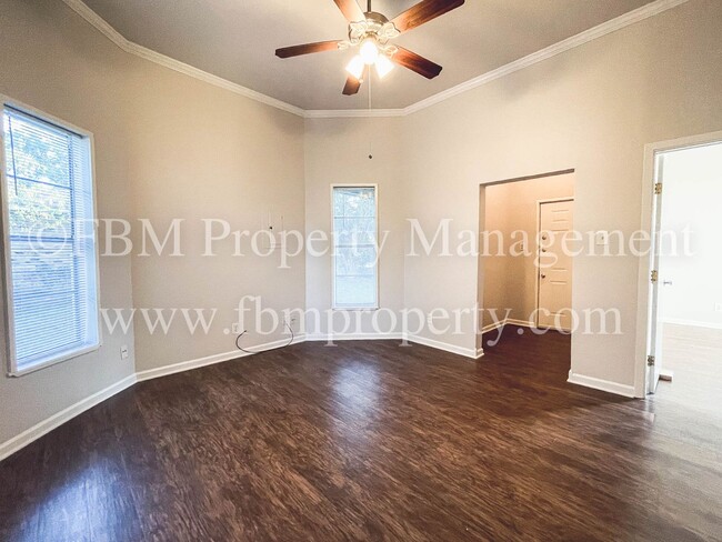 906 W Knox St in Ennis, TX - Building Photo - Building Photo