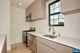 37 N Dean St-Unit -2D in Englewood, NJ - Building Photo - Building Photo
