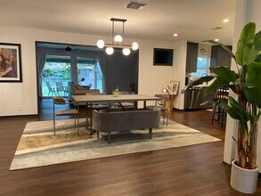 374 Pinewood Ln in San Antonio, TX - Building Photo - Building Photo