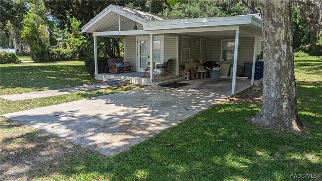 704 NE 2nd Ave in Crystal River, FL - Building Photo - Building Photo