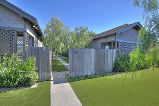 407 Ojai Rd in Santa Paula, CA - Building Photo