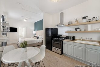 302 E Cevallos, Unit 1 in San Antonio, TX - Building Photo - Building Photo