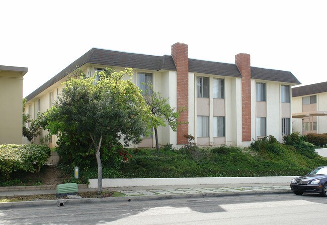 Graceland Apartments in Newport Beach, CA - Building Photo - Building Photo