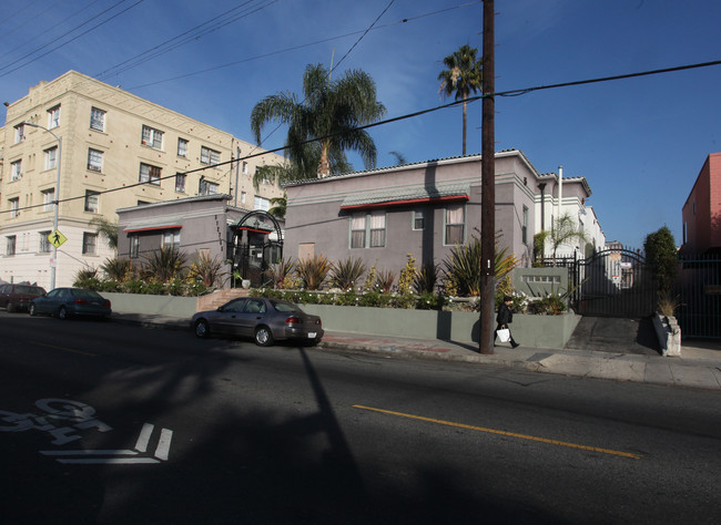 5127-5145 Fountain Ave in Los Angeles, CA - Building Photo - Building Photo