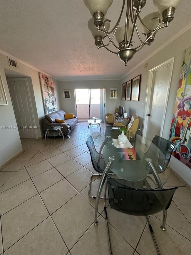 6091 W 22nd Ct in Hialeah, FL - Foto de edificio - Building Photo