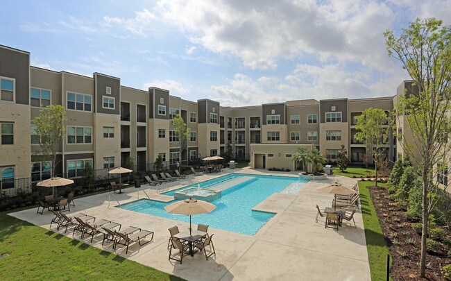 Lodge at Westlake (Senior Housing 55+) in Humble, TX - Foto de edificio - Building Photo