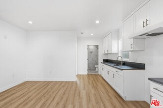 222 E Vernon Ave in Los Angeles, CA - Building Photo - Building Photo