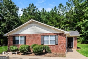 300 Beaver Pointe Dr in Winterville, GA - Building Photo