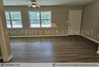 702 Cooper Rd in Jackson, MS - Building Photo - Building Photo