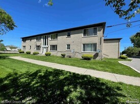 16480 E 9 Mile Rd, Unit 201 in Eastpointe, MI - Building Photo