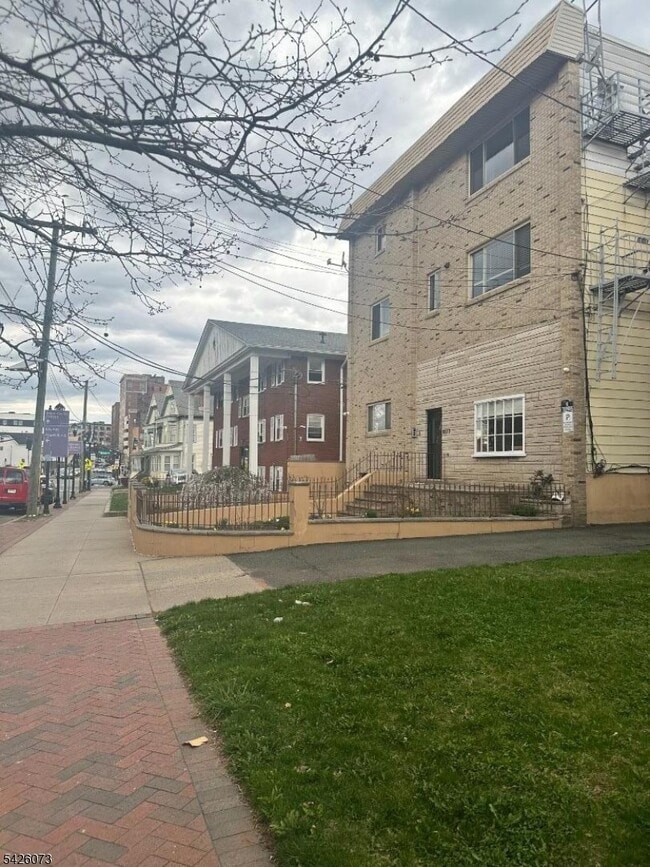 1075 E Jersey St in Elizabeth, NJ - Building Photo - Building Photo