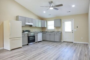 111 Lora Ln in Greenville, SC - Building Photo