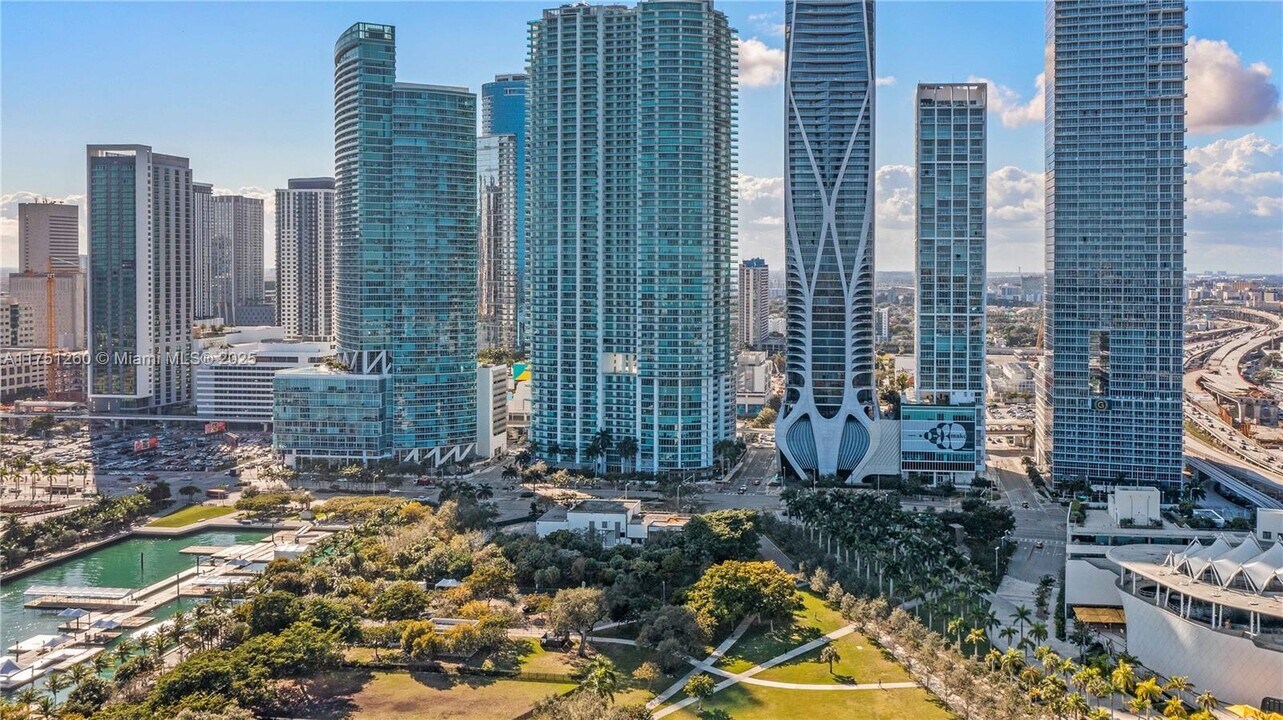 1040 Biscayne Blvd in Miami, FL - Building Photo