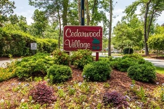 504 Cedarwood Village in Morehead City, NC - Building Photo - Building Photo