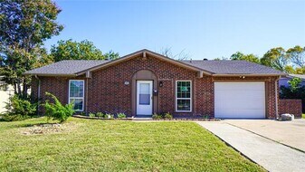 1221 Cove Dr in Garland, TX - Building Photo