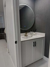 10598 West 33rd Ct in Hialeah, FL - Foto de edificio - Building Photo