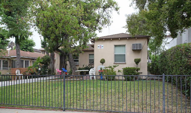 415-417 E Valencia Ave in Burbank, CA - Foto de edificio - Building Photo