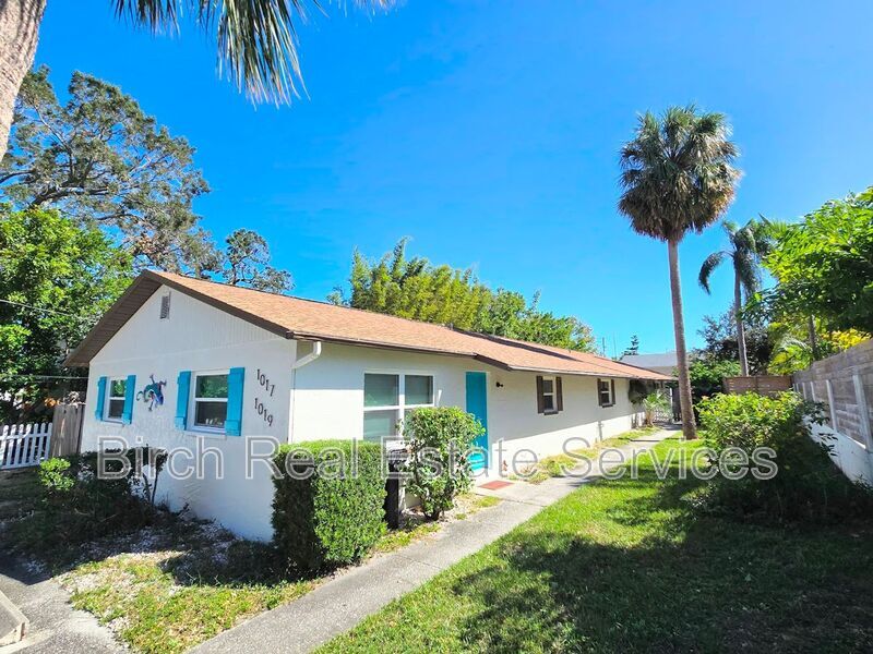 1019 Oak St in Dunedin, FL - Building Photo