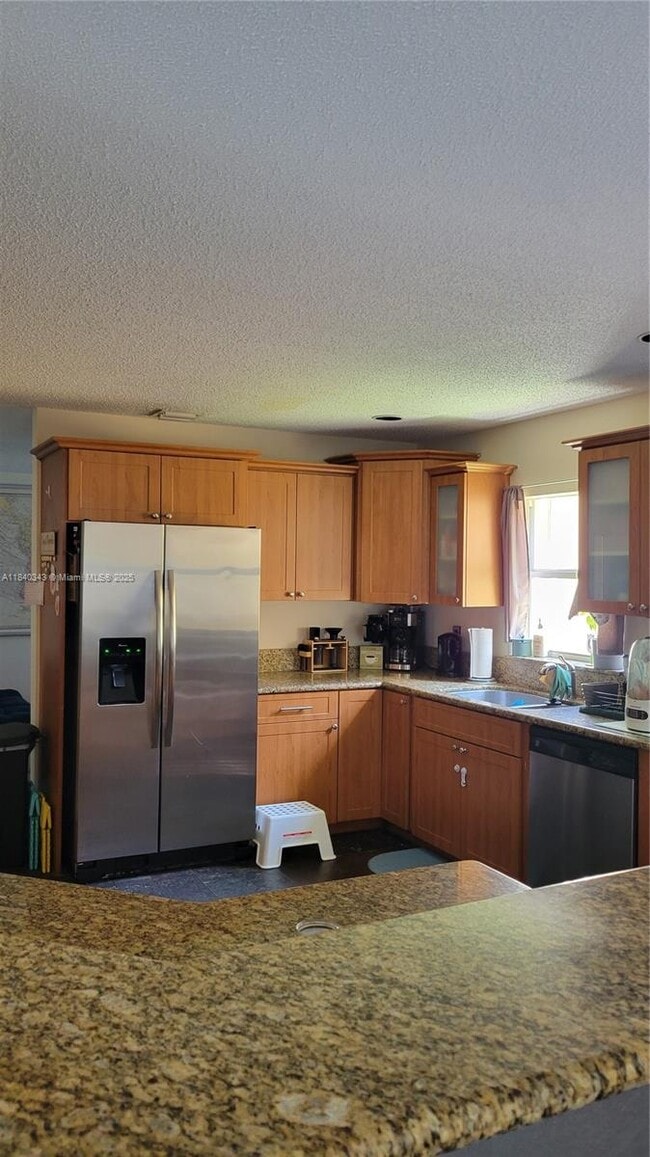 5280 NW 113th Pl in Doral, FL - Foto de edificio - Building Photo
