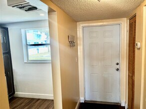 8351 Sands Point Blvd in Tamarac, FL - Foto de edificio - Building Photo