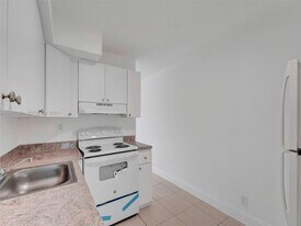 14190 W Dixie Hwy in North Miami, FL - Building Photo
