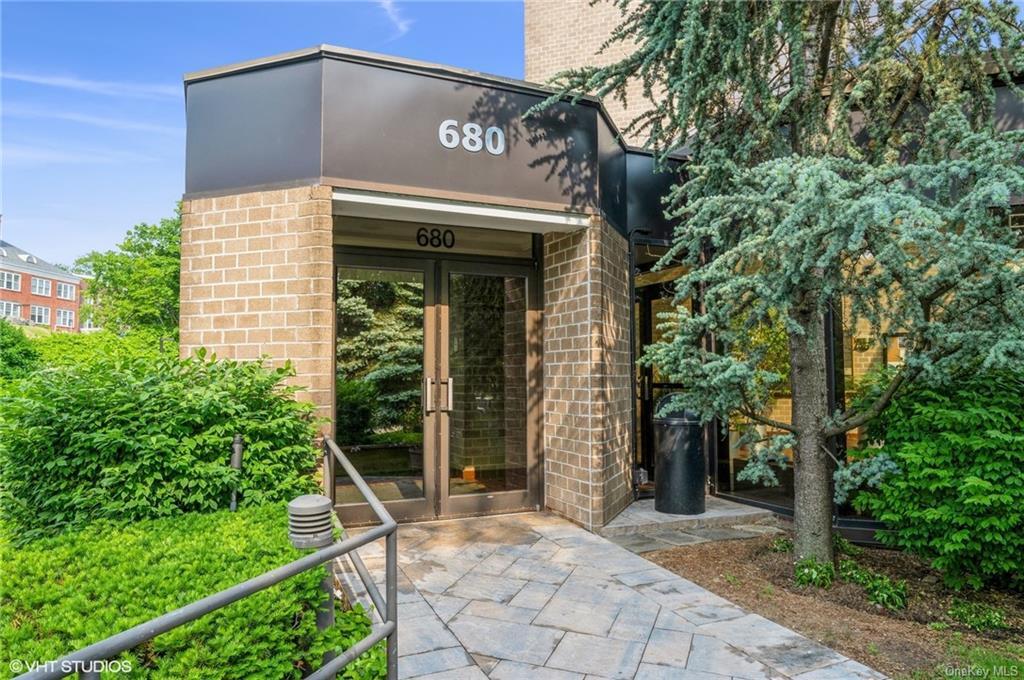 680 W Boston Post Rd-Unit -1C in Mamaroneck, NY - Building Photo
