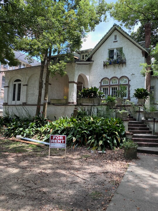 7819 St Charles Ave in New Orleans, LA - Building Photo