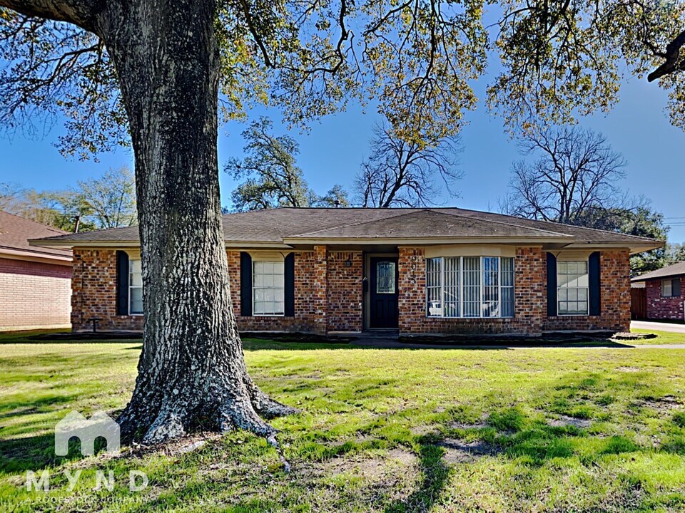 9015 Eldora Dr in Houston, TX - Building Photo