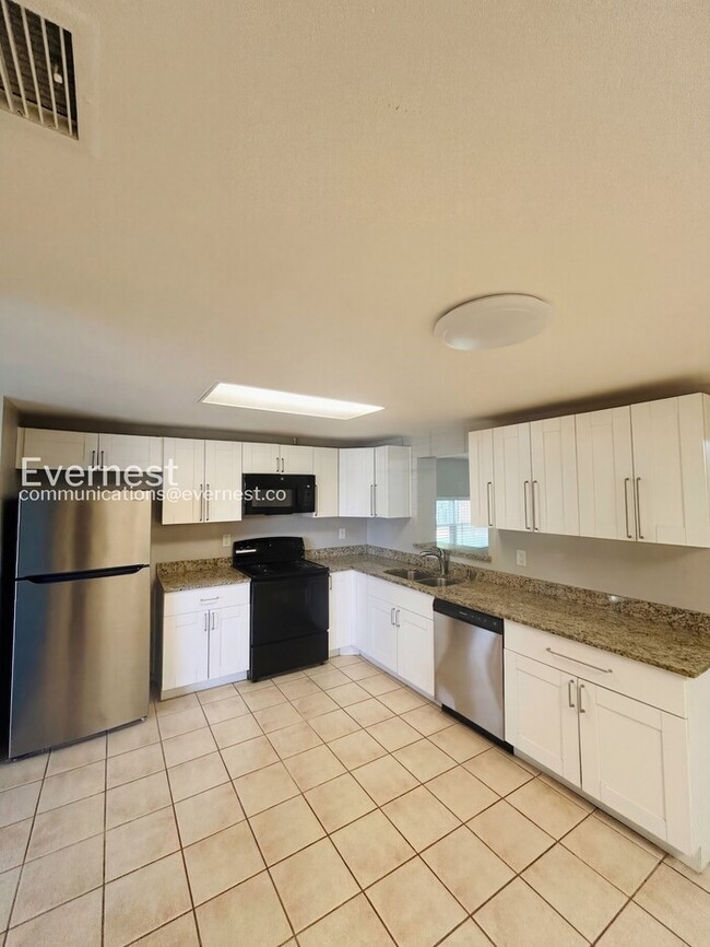 8519 Sunbeam Ln in Tampa, FL - Building Photo - Building Photo