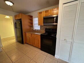 8135 Sunrise Lakes Blvd, Unit 4 in Sunrise, FL - Building Photo - Building Photo