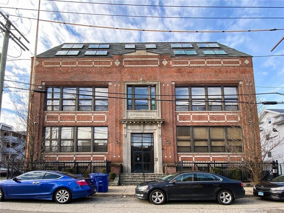 325 Myrtle Ave in Bridgeport, CT - Building Photo