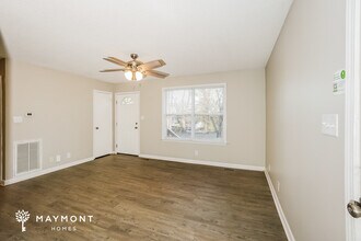 2092 Sanders Rd in Clarksville, TN - Foto de edificio - Building Photo