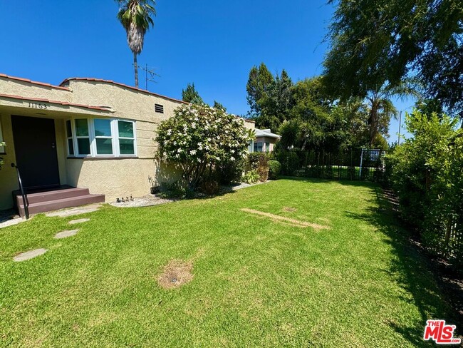 11163 Camarillo St in Los Angeles, CA - Foto de edificio - Building Photo