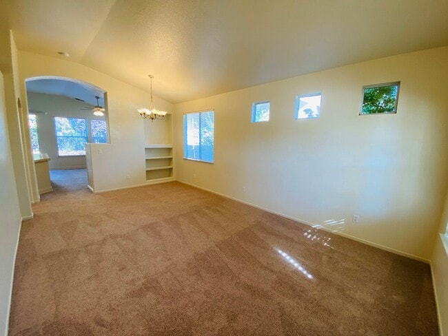 8275 Glencannon Way in Elk Grove, CA - Building Photo - Building Photo