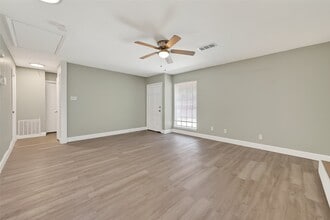 12211 Chimney Rock Rd in Houston, TX - Building Photo - Building Photo