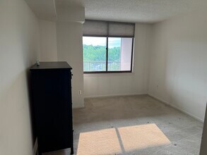 10101 Grosvenor Pl, Unit 1302 in Rockville, MD - Foto de edificio - Building Photo