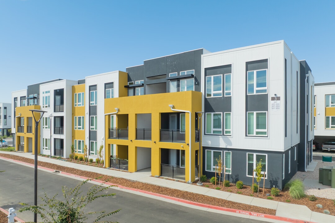 The Lyla in Elk Grove, CA - Building Photo