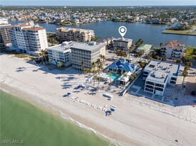 9486 Gulf Shore Dr in Naples, FL - Building Photo