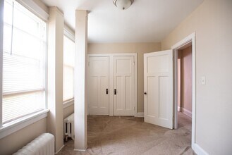 $1045– 1 BR, 1 BA Apartment, Heat Included in Milwaukee, WI - Building Photo - Building Photo
