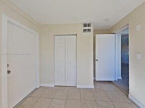 8570 NW 11th St in Pembroke Pines, FL - Building Photo - Building Photo